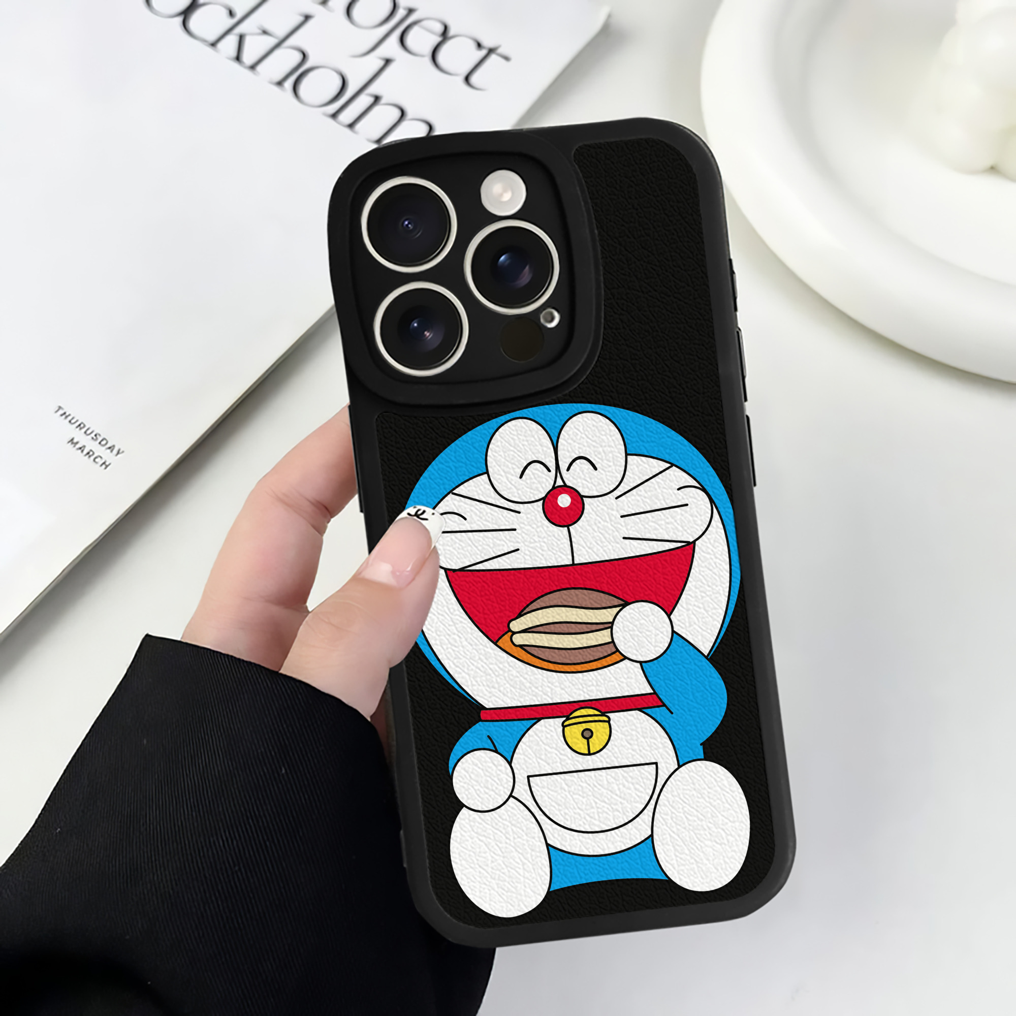 （画像用） ドラえもん Doraemon 【iPhone 16シリーズ対応】シリコンスマホケース（レザー調） 材質：シリコン